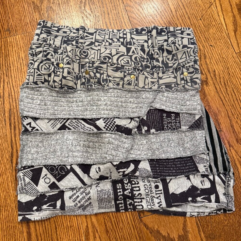 Cool miniskirt with newspaper print